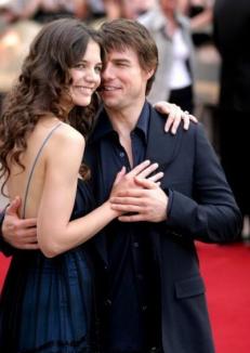 Tom Cruise şi Katie Holmes divorţează